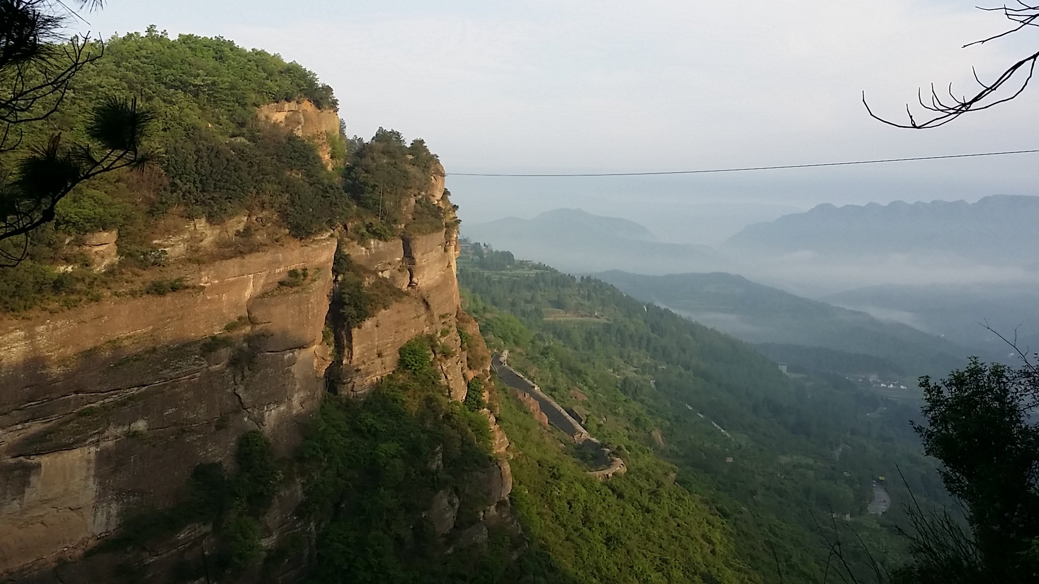 當年因姜維守關時曾在此地紮營,故又名