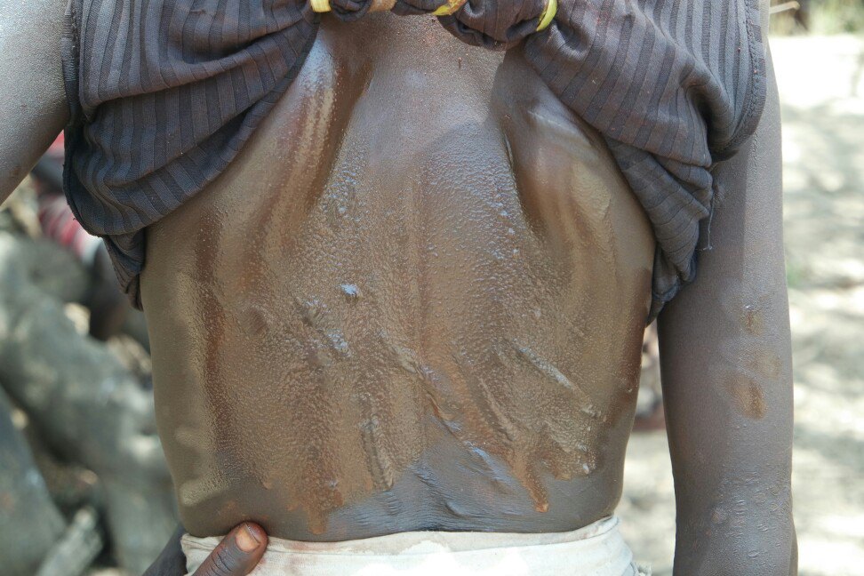 看别的女人也是一样的,之前只在书上看到这里的男人会用藤条鞭打女人