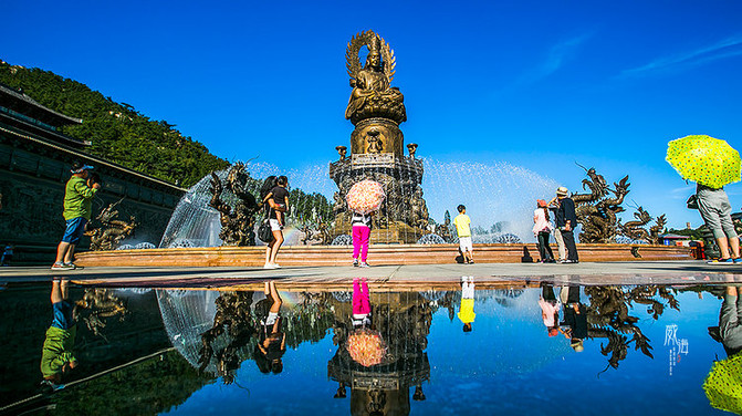 极乐菩萨界,有情众生,来往游人,亲瞻礼拜,皆缘深福重