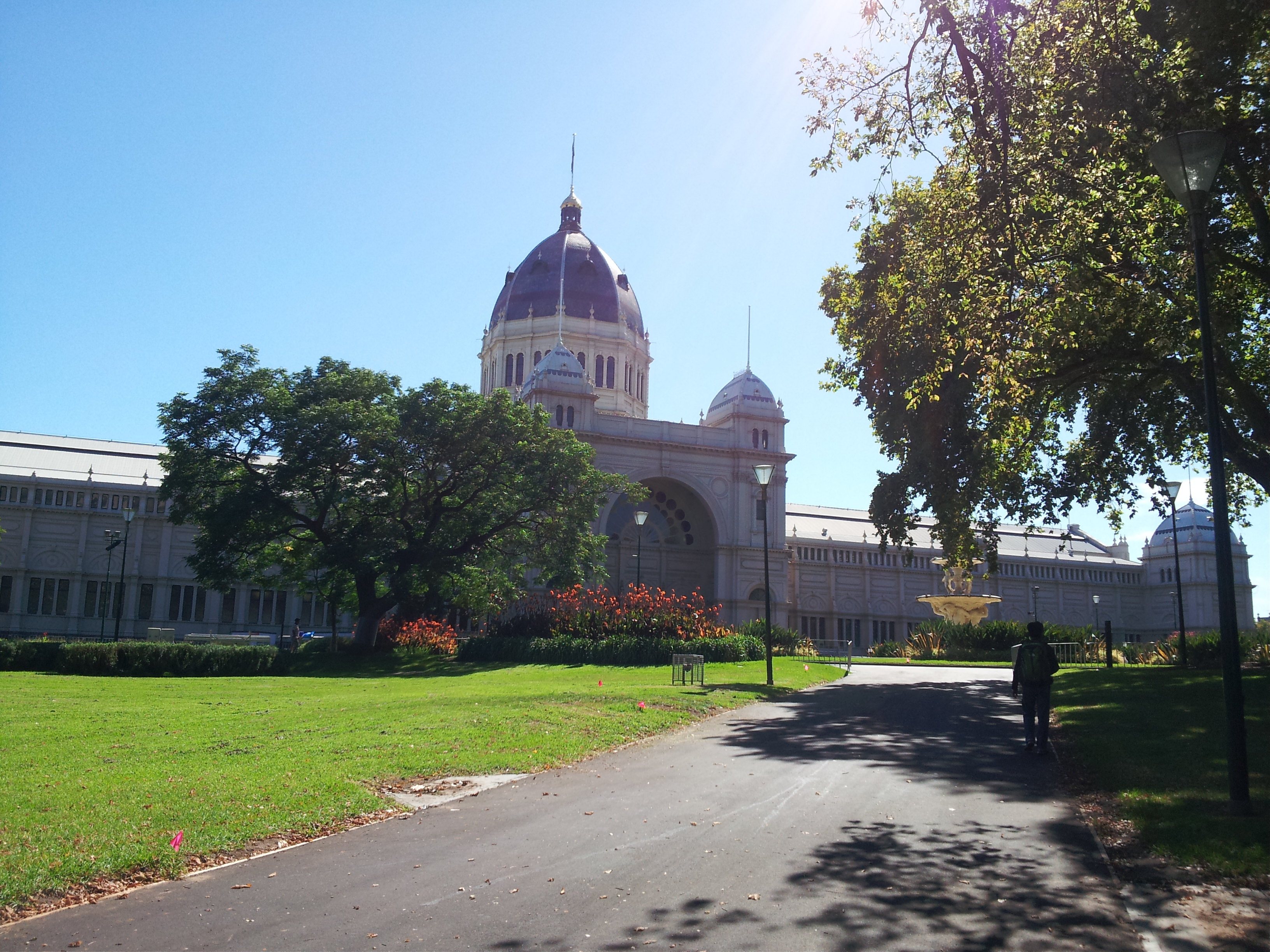 再往前2个街区就是卡尔顿公园及坐落其中的皇家展览馆,是澳大利亚唯一