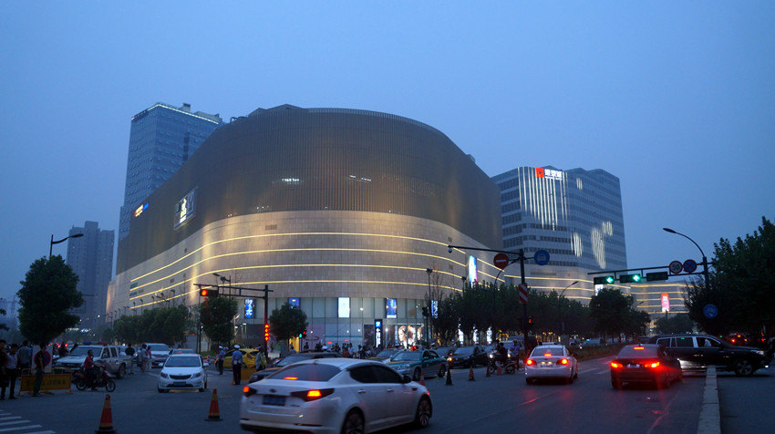 广场位于天府大道上的世界最大的单一建筑体～环球中心的正大门前面