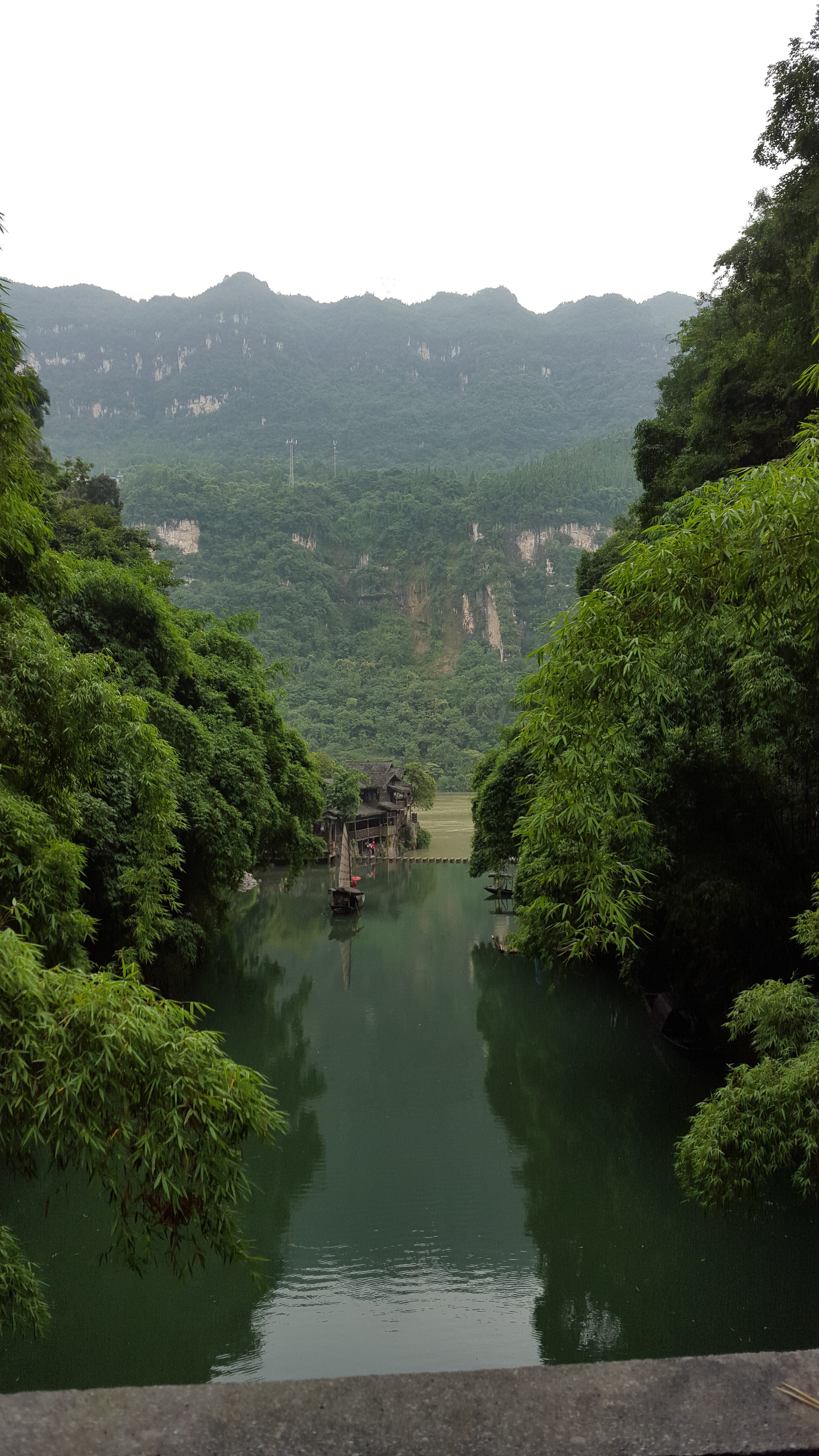 远眺山中美景