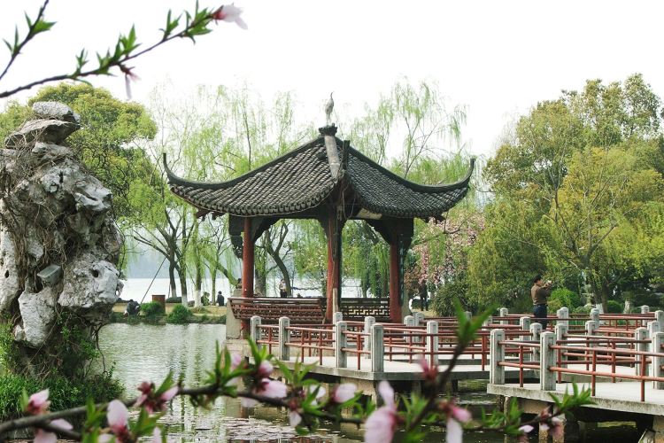 Three Pools Mirroring the Moon travel guidebook must visit attractions