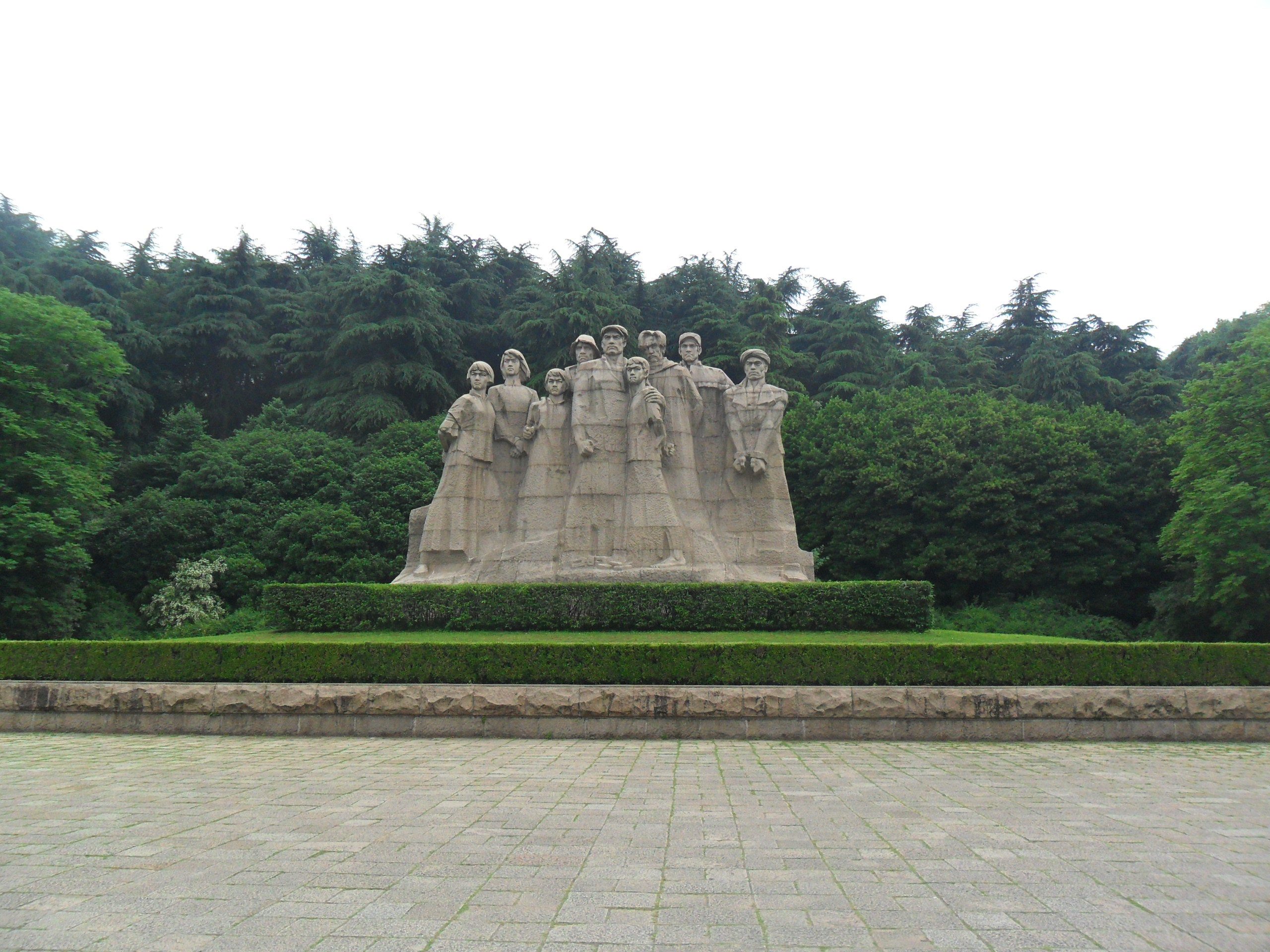 【携程攻略】南京雨花台烈士陵园景点,雨花台烈士陵园，在雨花台公园里。这座雕塑非常有名气，小学课本就有…