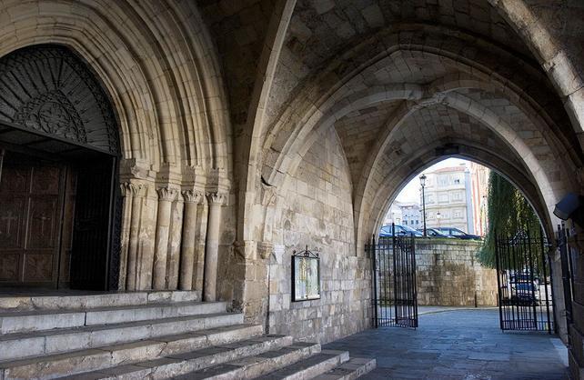 坐落在市中心,虽然不是最富丽堂皇的教堂,但是santander保存最古老最