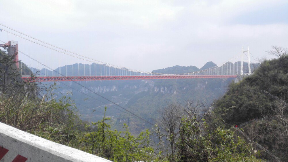 开着矮寨盘山公路,头顶上是矮寨大桥,太震撼了,奇迹!