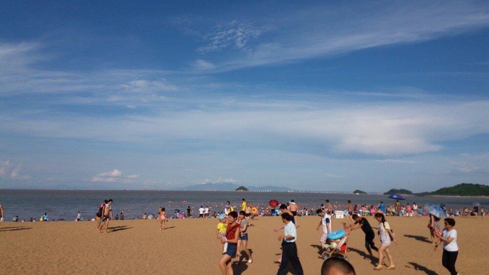 海滨泳场不用门票换衣服,洗澡要收费,海水脏,人也多,但小朋友玩得很