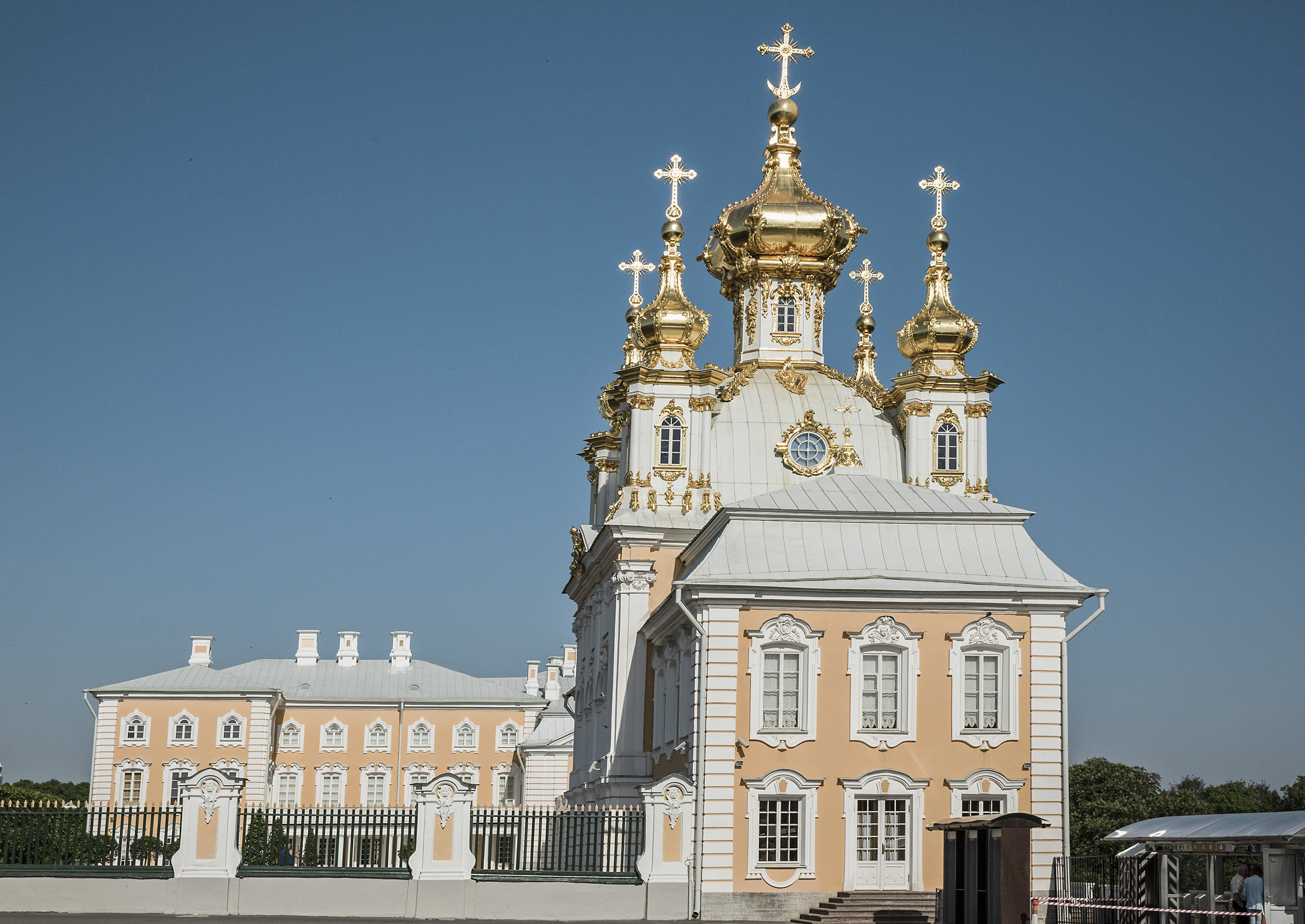 距离市区约29公里,是1714年由彼得大帝下令并亲自督造的,因而又被称为