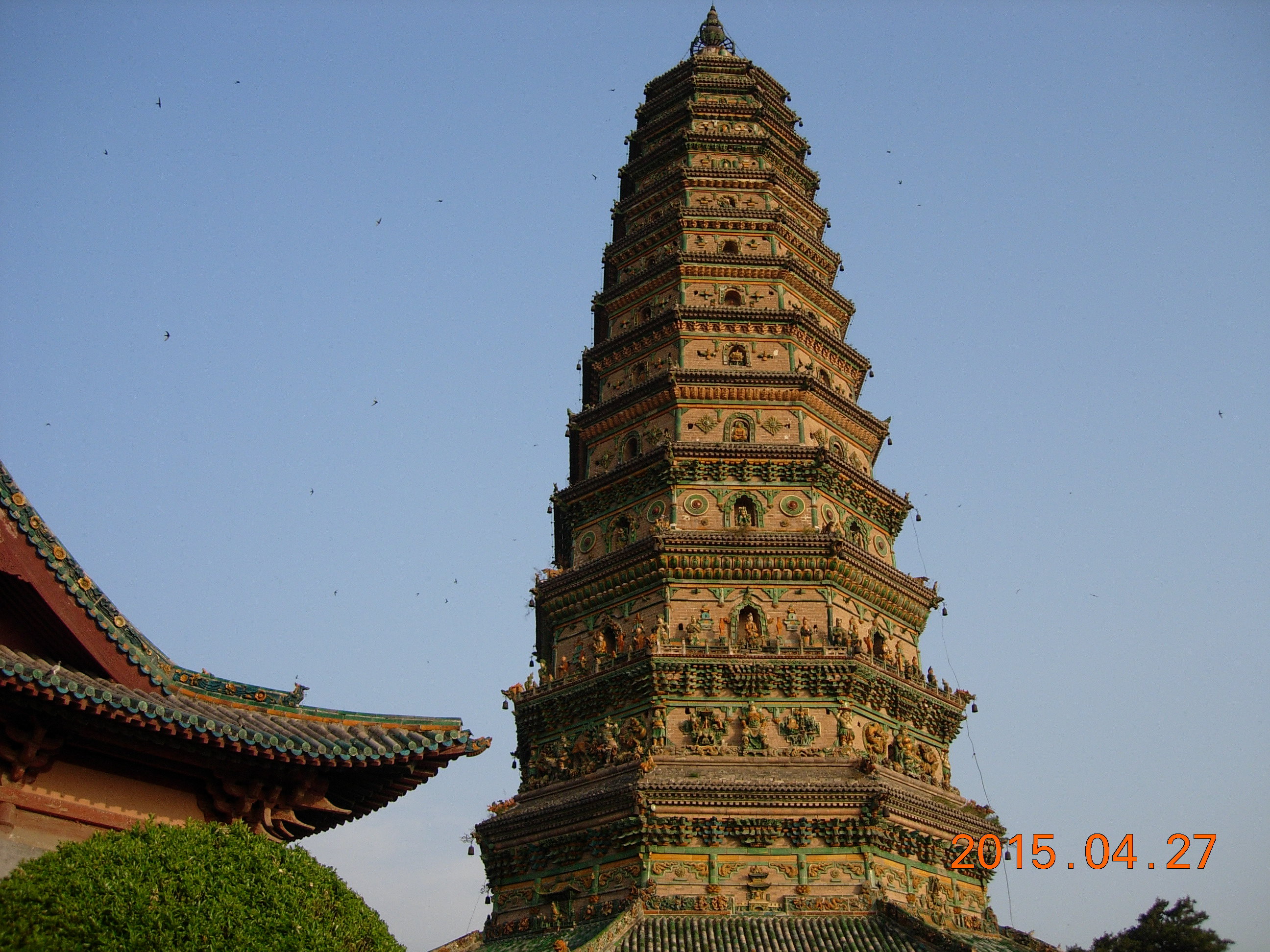 下寺,两寺相距500米左右,是全国重点文物保护单位,上寺以【飞虹塔】最