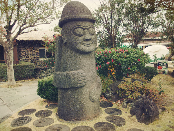 济州岛上随处可见的石头爷爷雕像