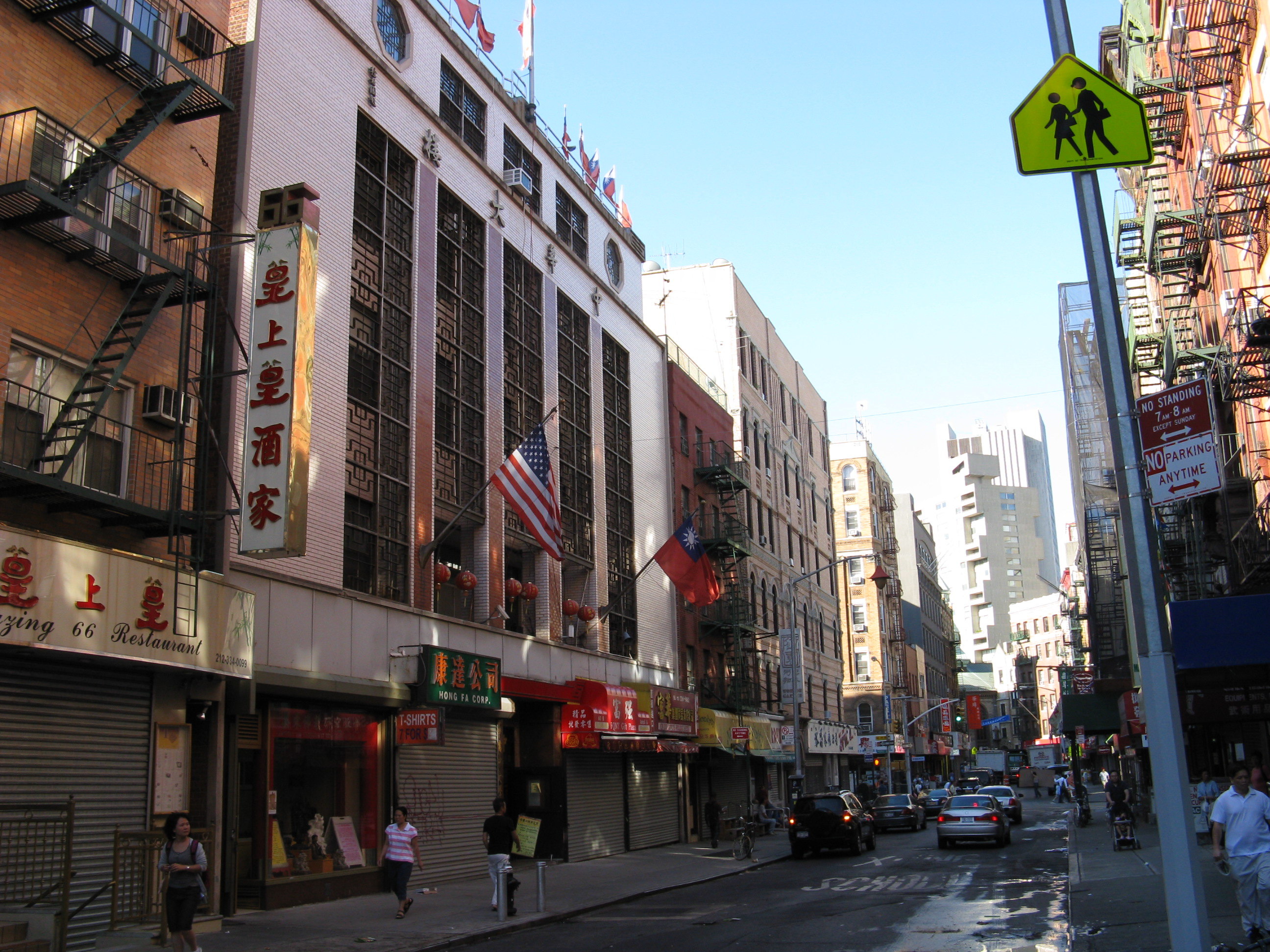 参观了一个小时,仔细看了,主要是讲自清朝以来华人在美国的奋斗史.