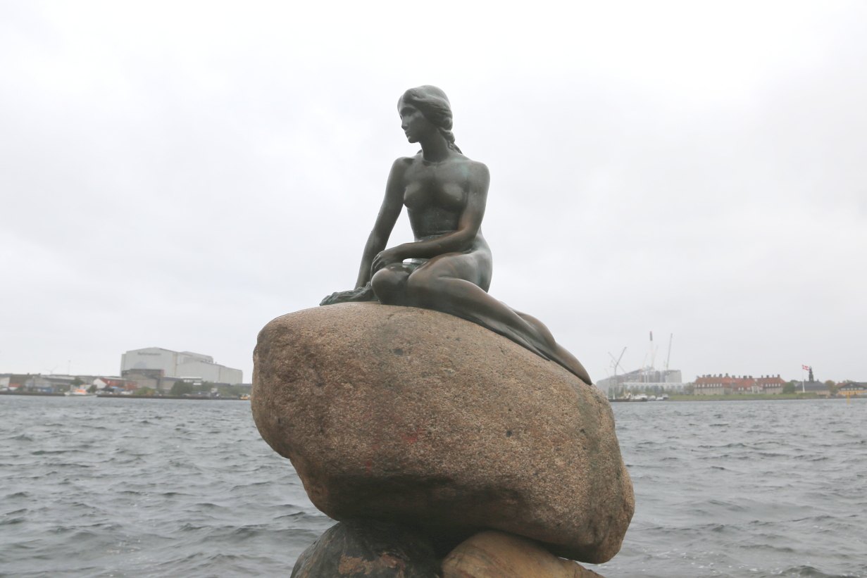 小美人鱼铜像( little mermaid)是哥本哈根乃至丹麦的标志.