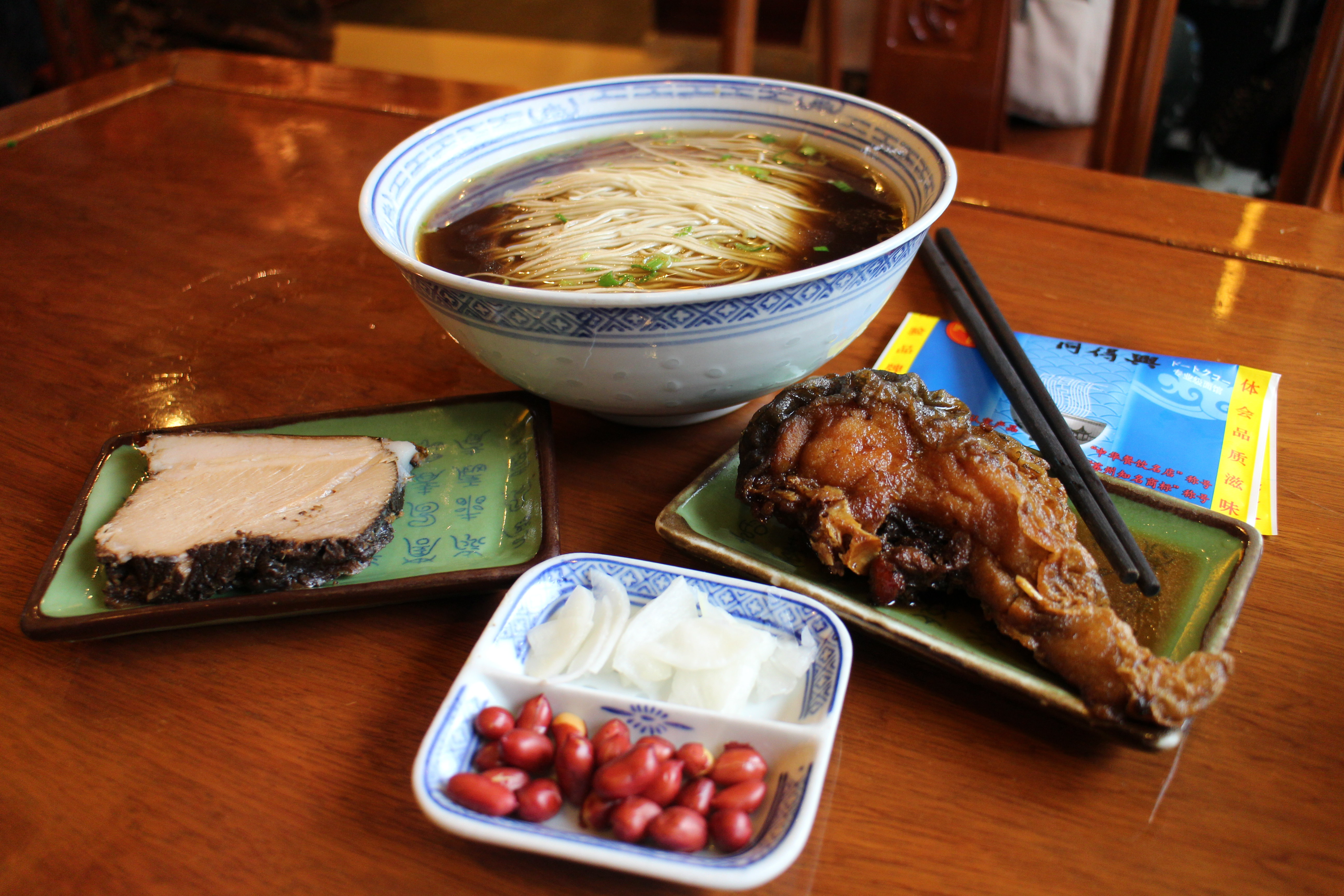 苏州同得兴精品面馆(嘉馀坊店)餐馆,这家面馆就在十全街靠近凤凰街处