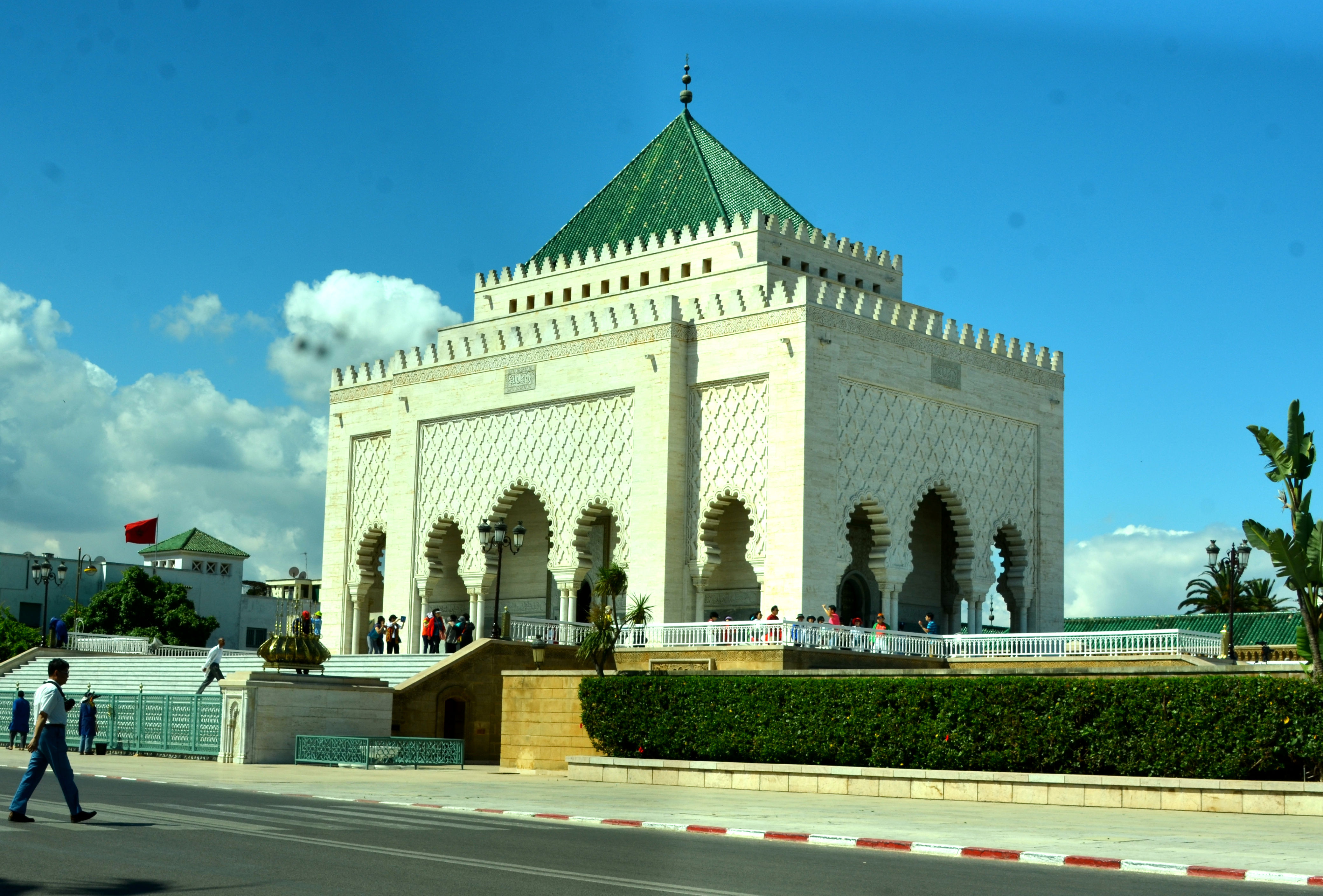 陵墓位于摩洛哥首都拉巴特,穆罕默德五世 的陵墓是可以进入随便拍照的