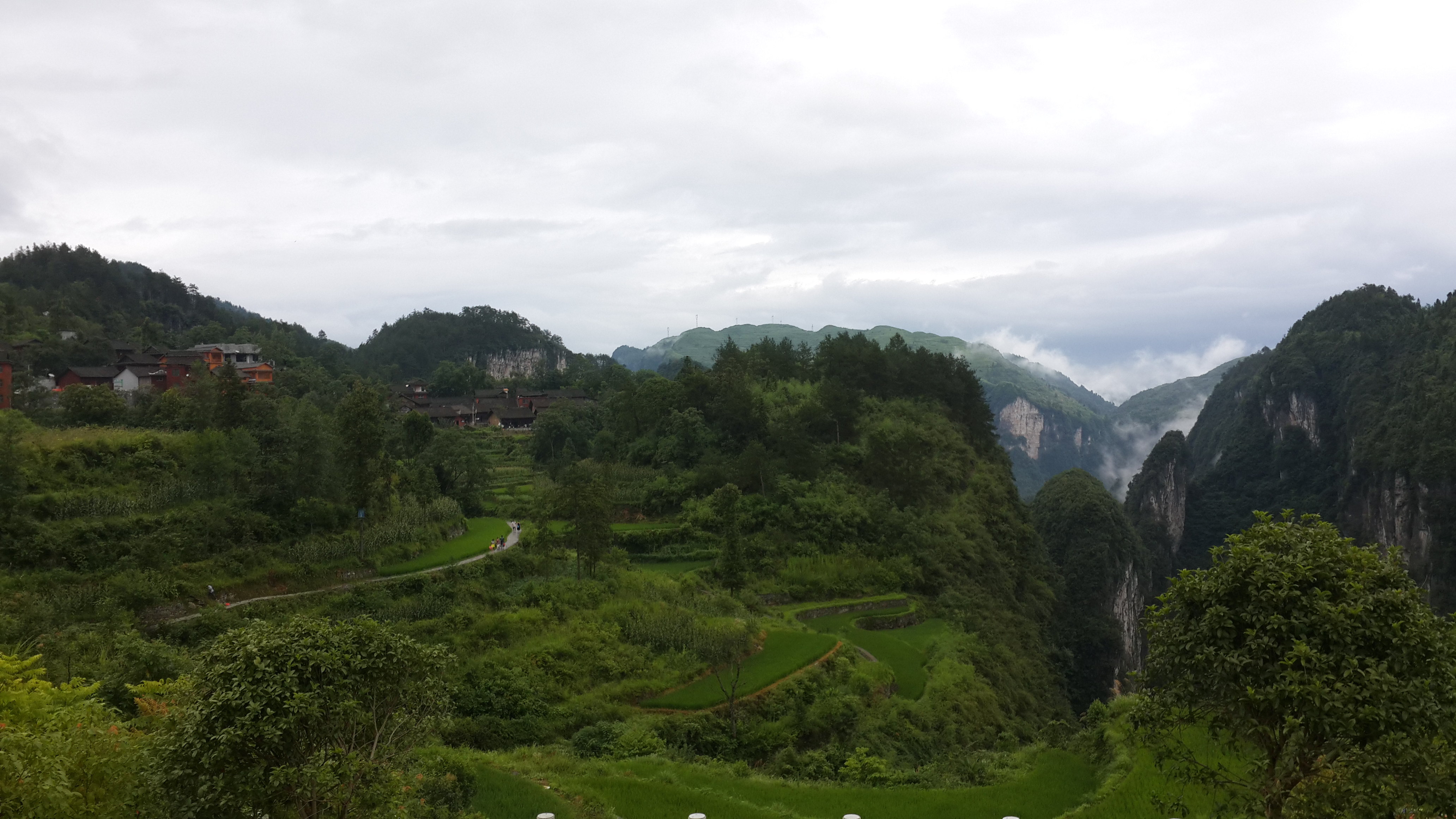 問天台 位於湖南湘西吉首的德夯苗寨,登問天台 的道路比較