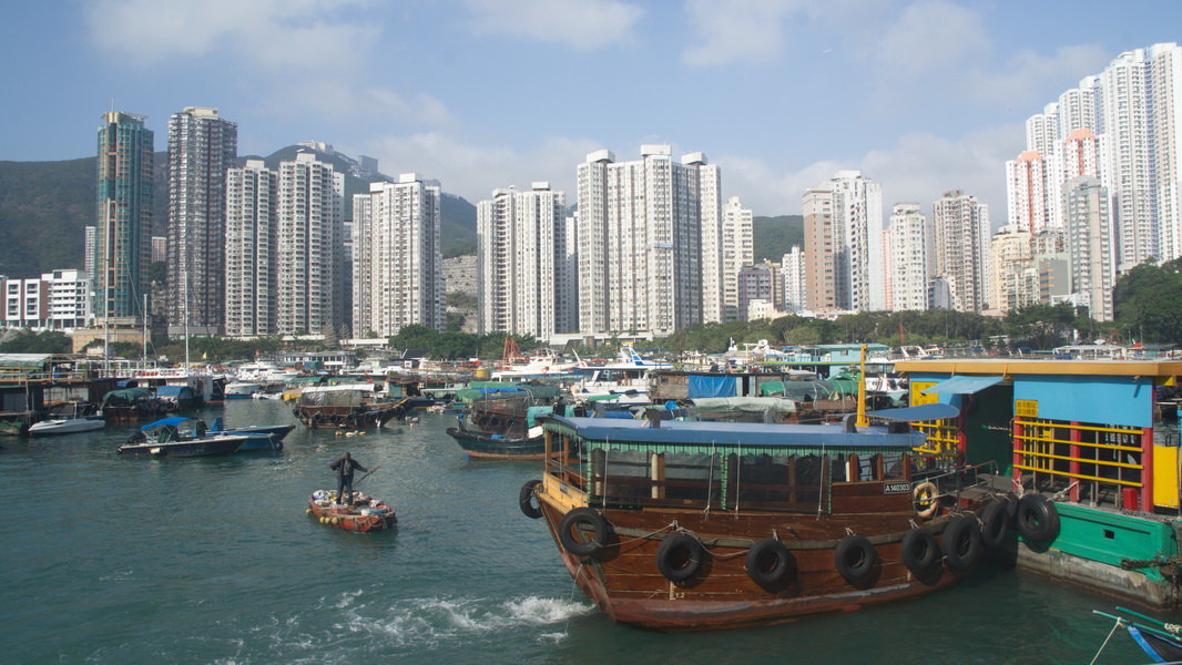 香港仔避風塘是指香港仔與鴨脷洲之間海面的避風塘.