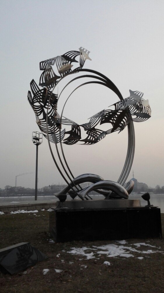 夏都公园,位于北京的夏都延庆区城中心,据说是全国最大的主题雕塑公园