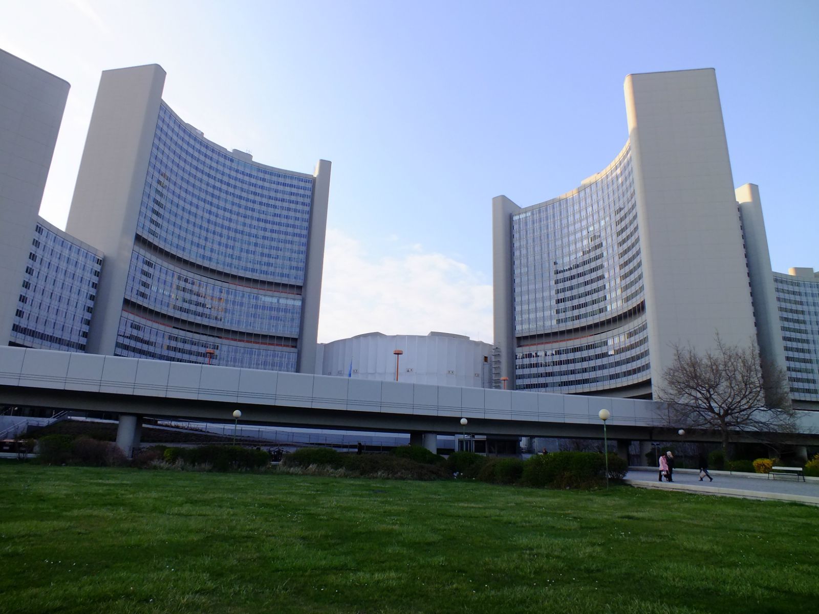 从维也纳大学出来,改乘地铁,往北走,去看维也纳的联合国城,在日倪瓦