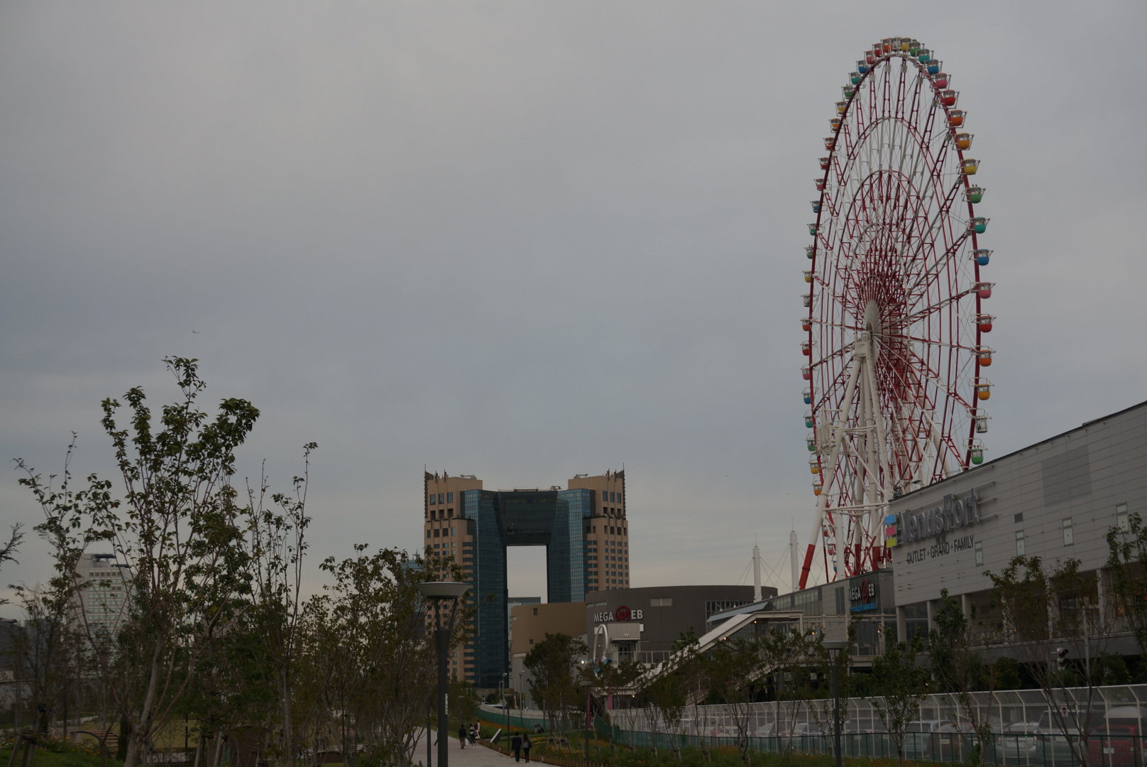 【携程攻略】东京调色板城大摩天轮景点,台场一个年轻人游玩的好地方，从白天玩到黑夜，绝对让你有种一天玩不…