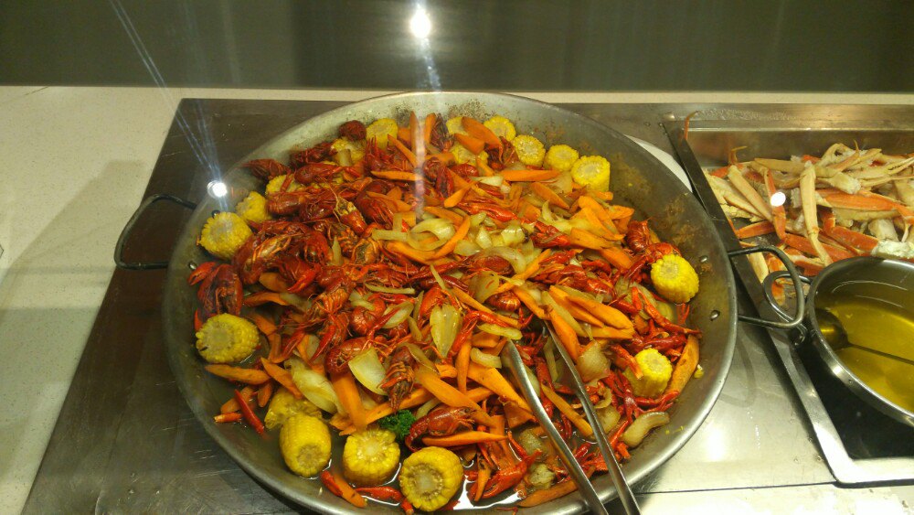 关键是有麻辣小龙虾,蟹腿也是热的.你还能要求啥呢