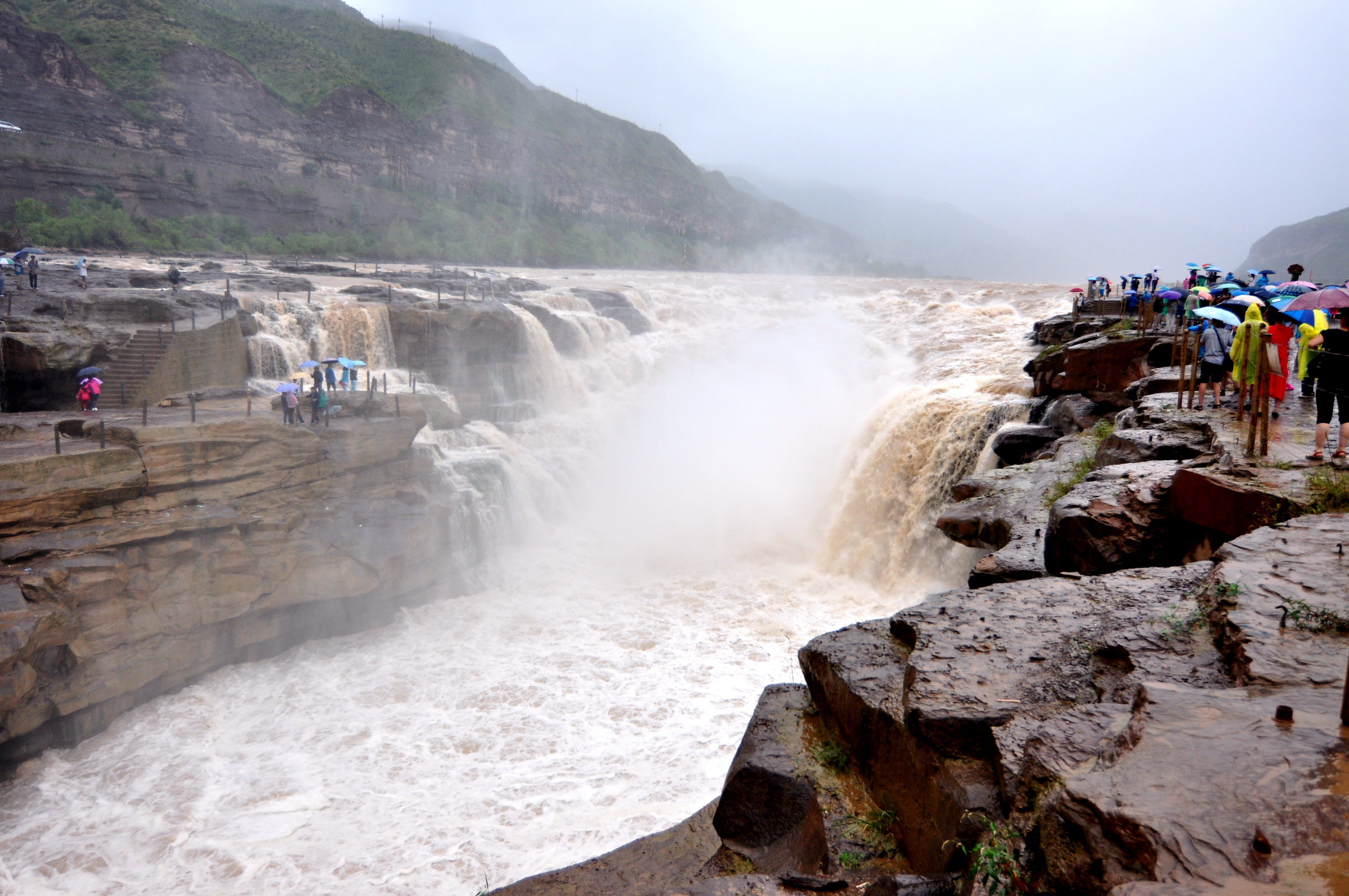 【携程攻略】山西壶口瀑布景点,奔腾而下的黄河很有气势,虽然赶上下雨