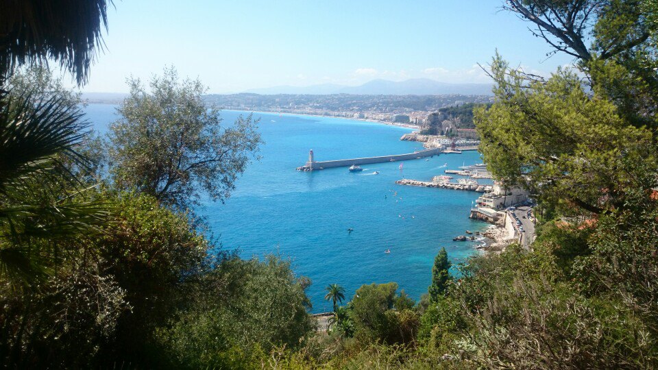 到尼斯海角从高处看天使湾全景实在是美极了尼斯海滩虽然是石头滩但