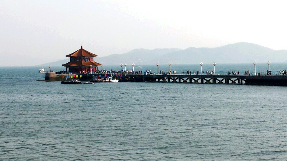 【携程攻略】青岛栈桥海水浴场景点,岛城的标准性建筑之一,德国时期的