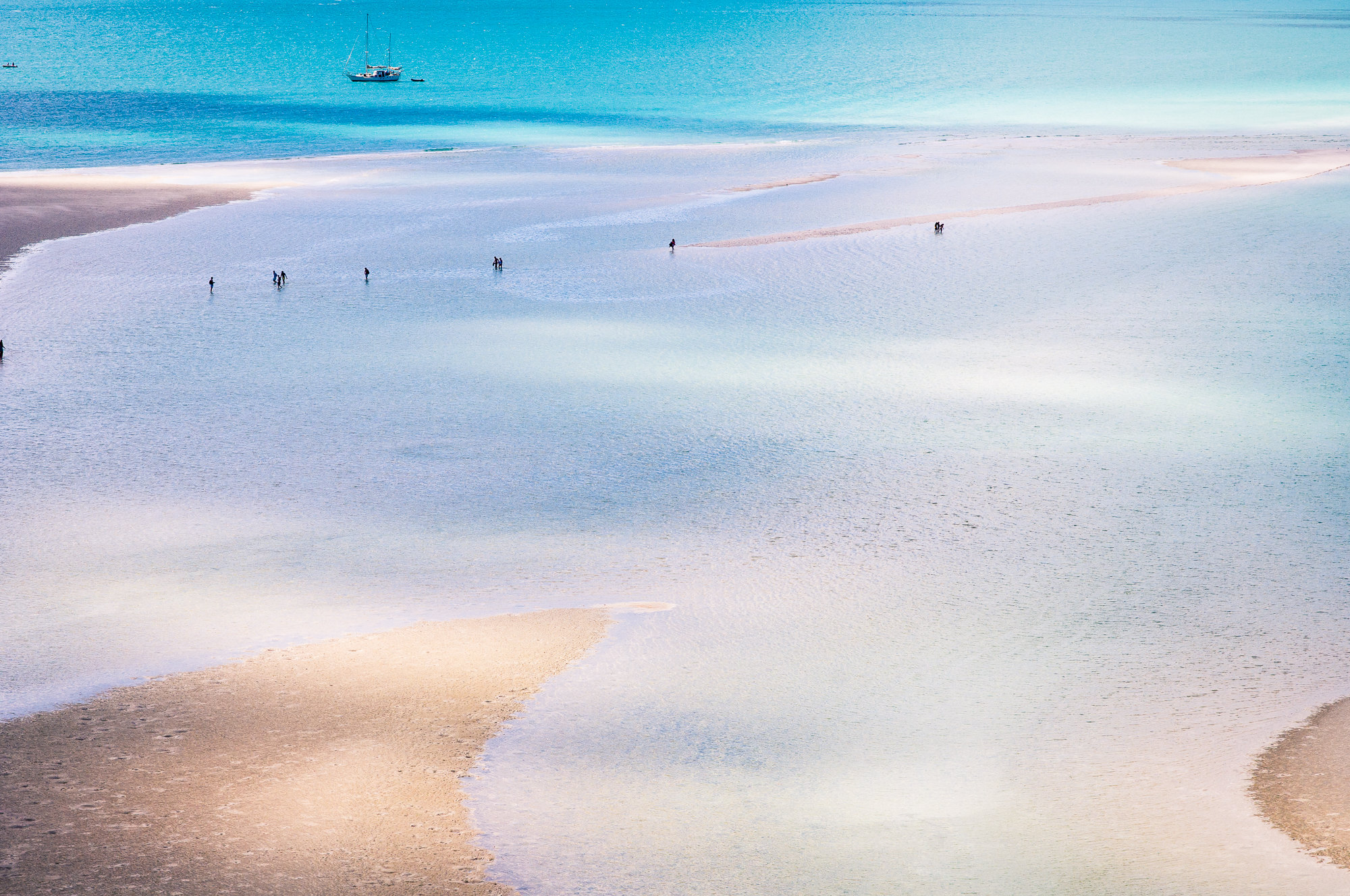 全球最开放岛屿：坐拥50处裸体海滩，靠海滩一年吸引1600万人 - 知乎