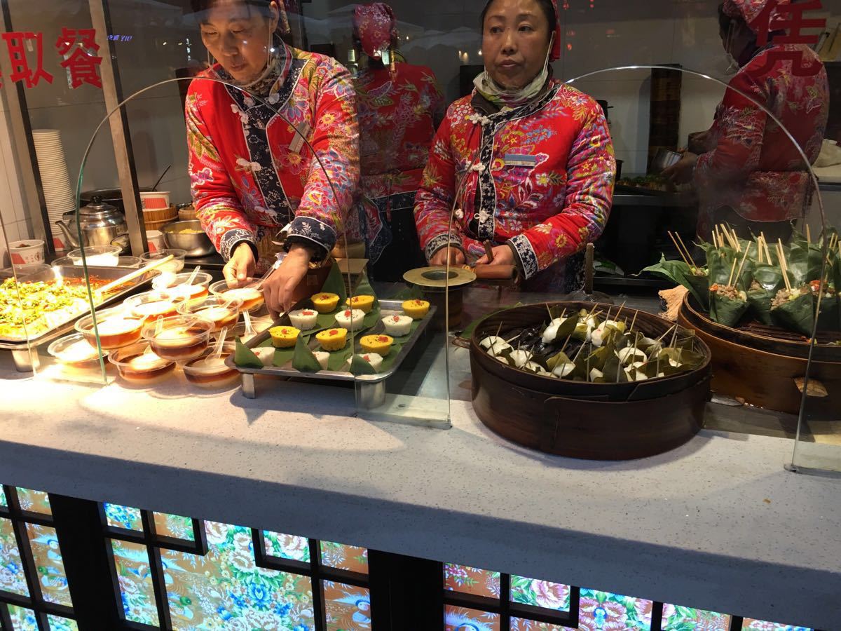 【携程攻略】成都锦里古街景点,成都著名的小吃街,外地人很多,可以看