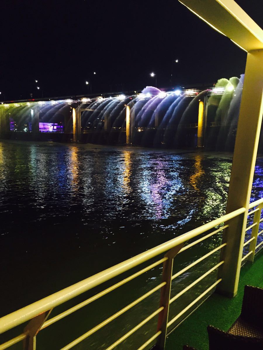 盘浦大桥月光彩虹喷泉图片