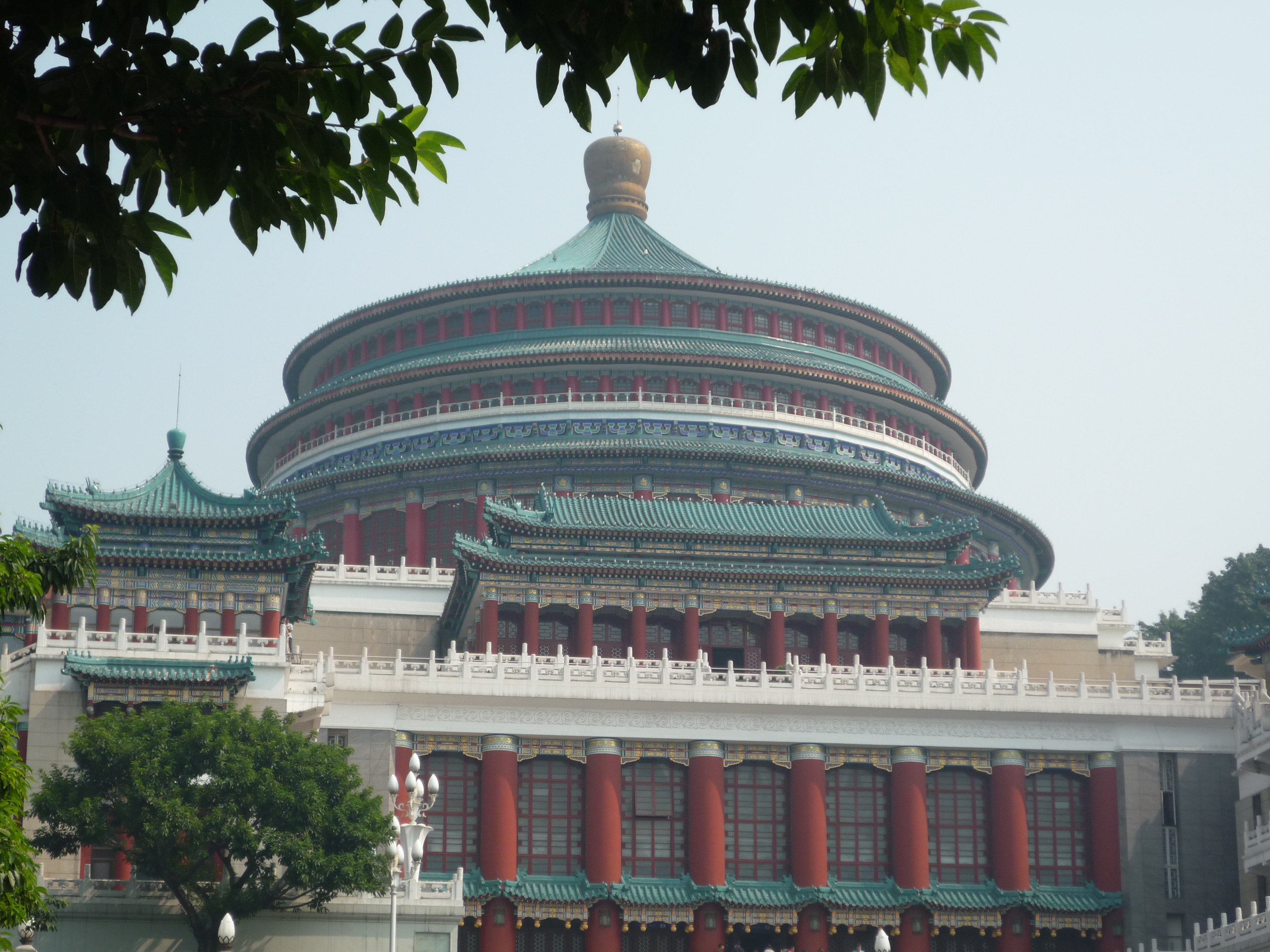 【携程攻略】重庆人民大礼堂景点,50年代設計建造仿北京天壇祈年殿的大型表演場所，完整呈現了民國時期…