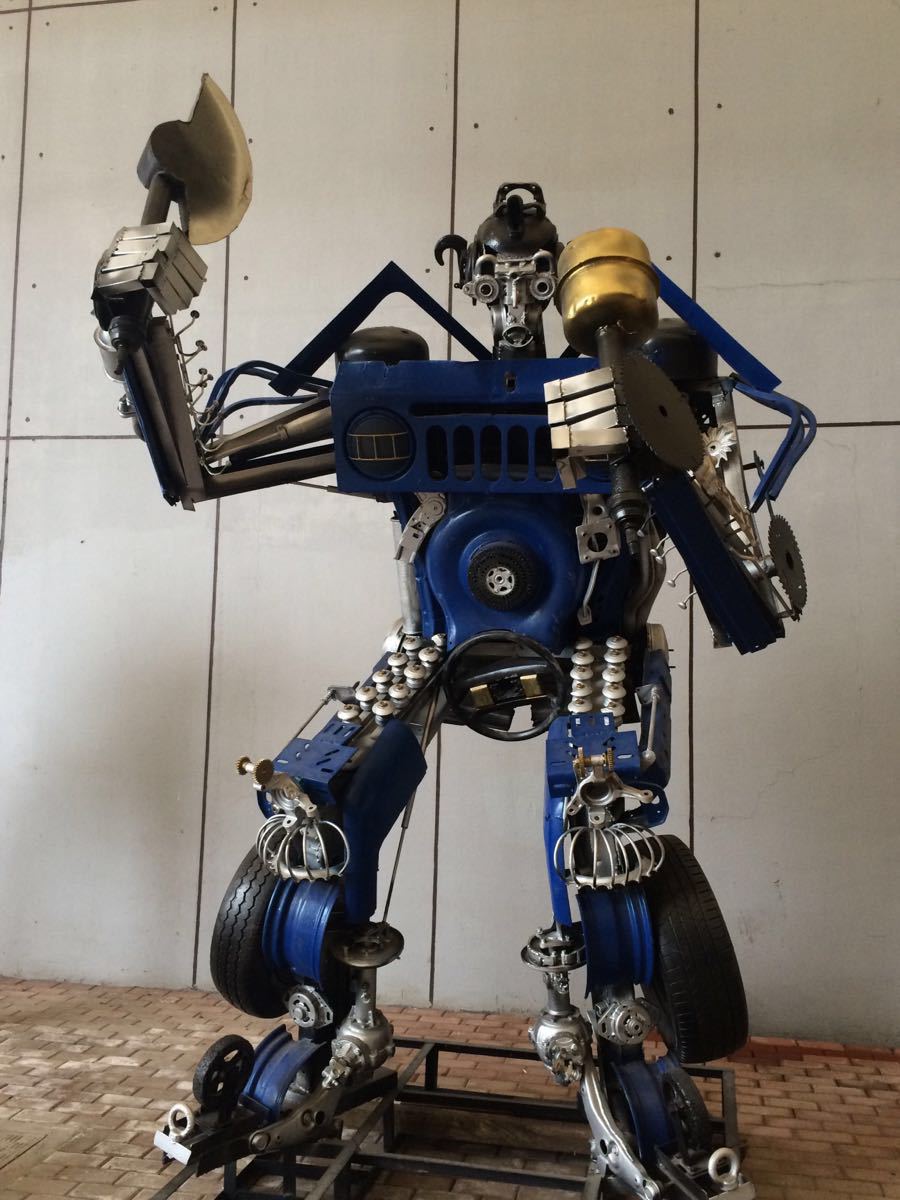 特别是男孩子里面都是拼装焊接的机器人都是一些废弃工业品搭成的充分