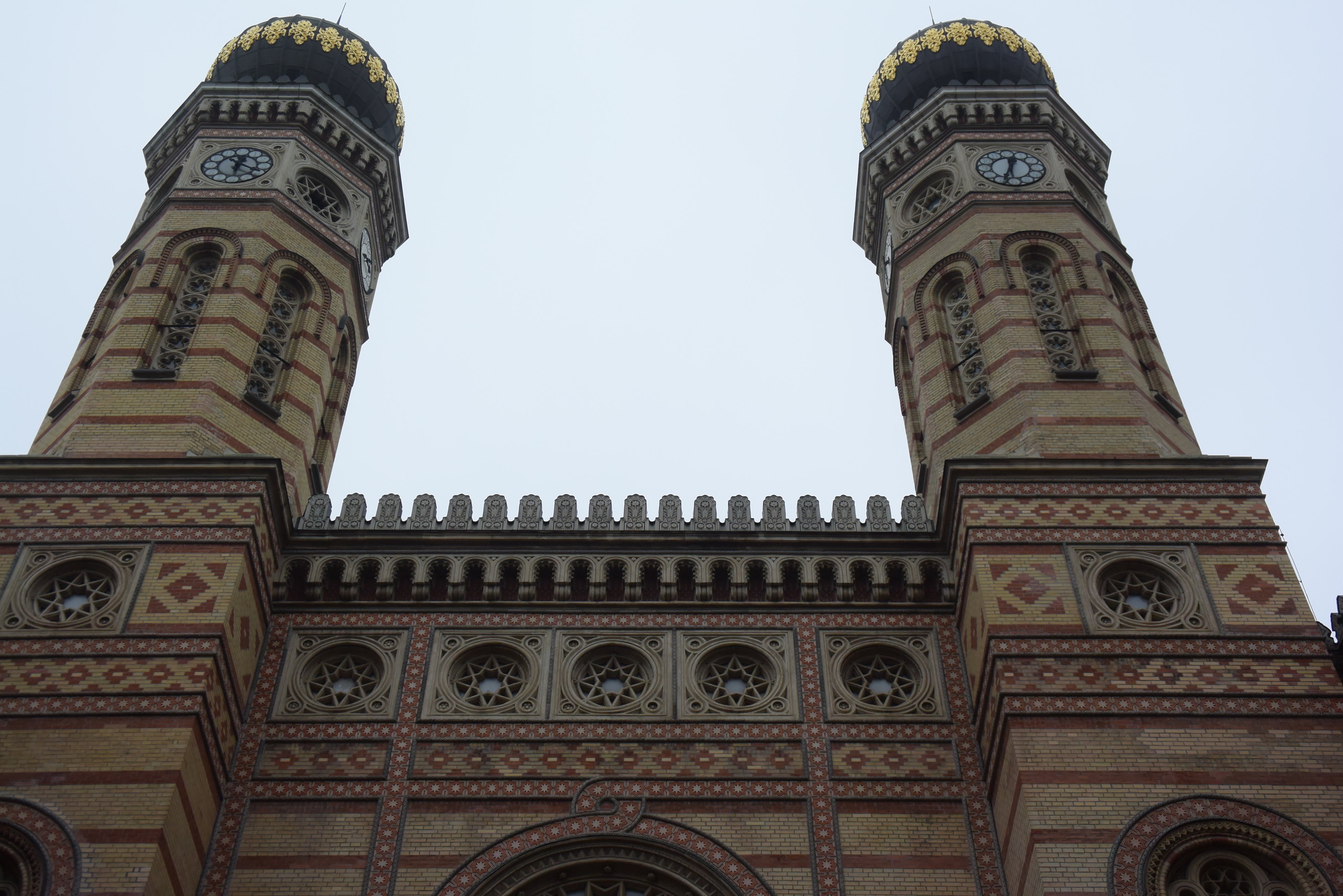 因此世界各地的犹太教堂建筑各式各样,受到当地的文化和其他宗教影响