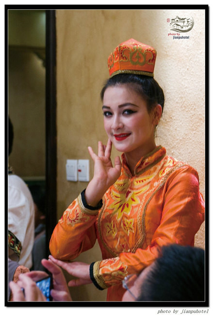 席间,还可以邀请新疆美女帅哥进包厢唱歌跳舞表演,这也算是带有新疆