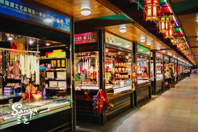 步行街珠宝一条街.算是比较规范的商家,不过实在是对这些不感兴趣