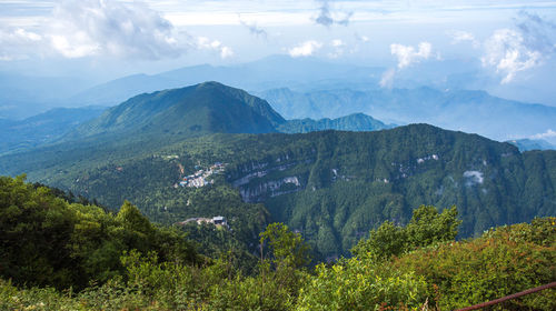 30 遊玩景點 : 雷洞坪 在峨眉山景區換乘景區小交通前往峨眉山雷洞坪