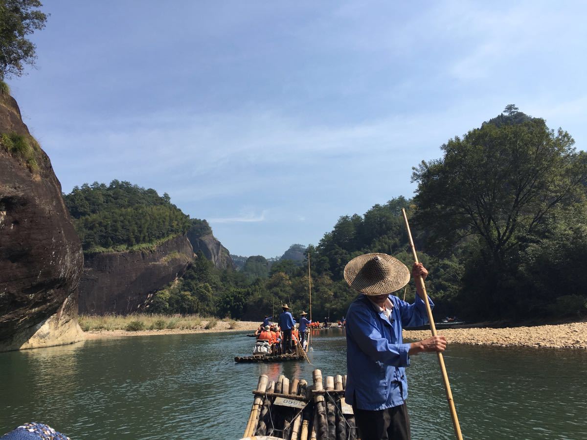 武夷山位于福建省武夷山市南郊,是中国著名的风景旅游区和避暑胜地,是