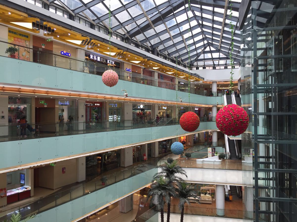 武汉洪山区南湖核心区佰港城,是近年来建设与发展起到的新商贸区和