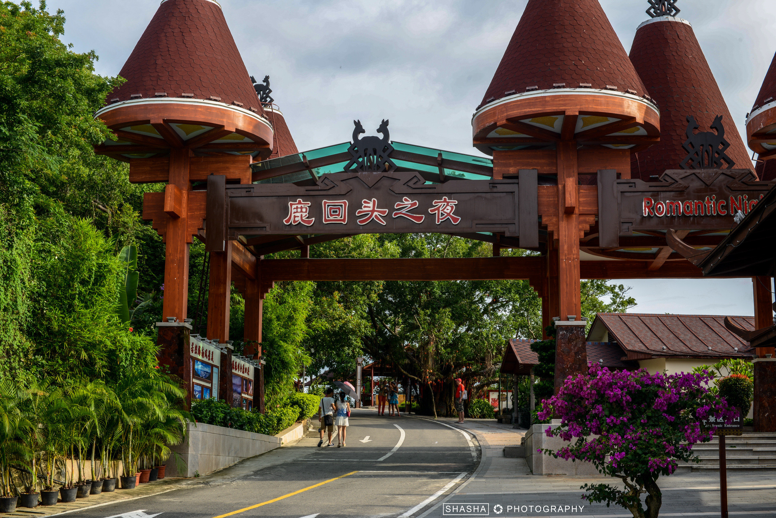 鹿回头是三亚比较靠近市中心的一个公园,三亚也叫鹿城,所以很受三亚