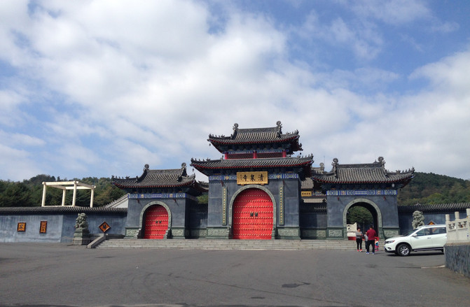 过清泉寺，进去参观，寺庙很大，回到山门拍张照片走人，没有爬山。图片景点3：青山沟风景区：位于丹东市宽