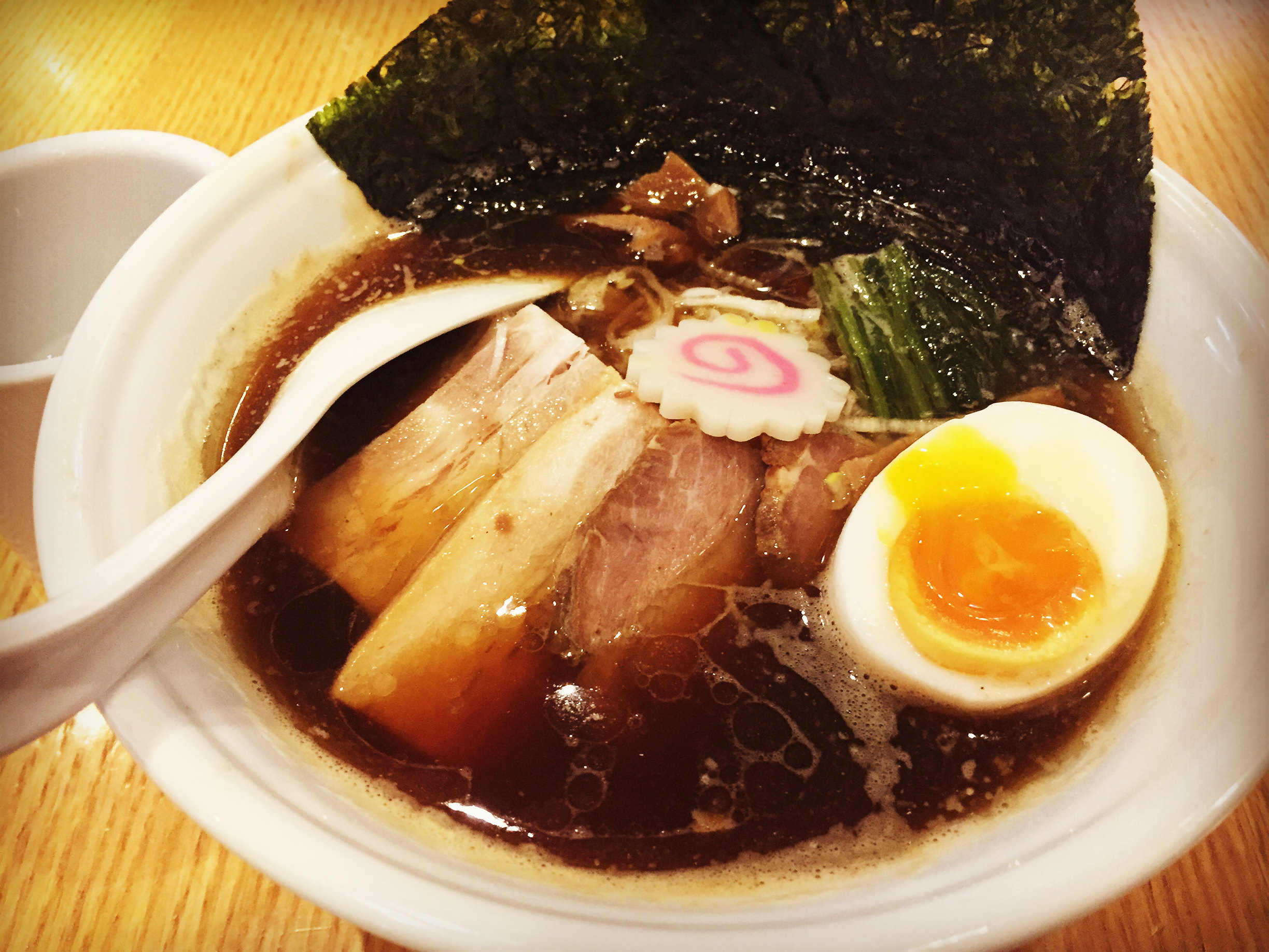 也是汤底不够鲜美有点咸也许下次应该尝试过最招牌的白丸拉面后再评价