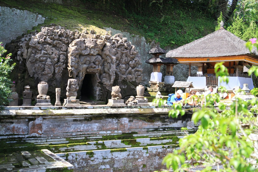 感受千年象窟遗迹,巴厘岛象窟寺旅游