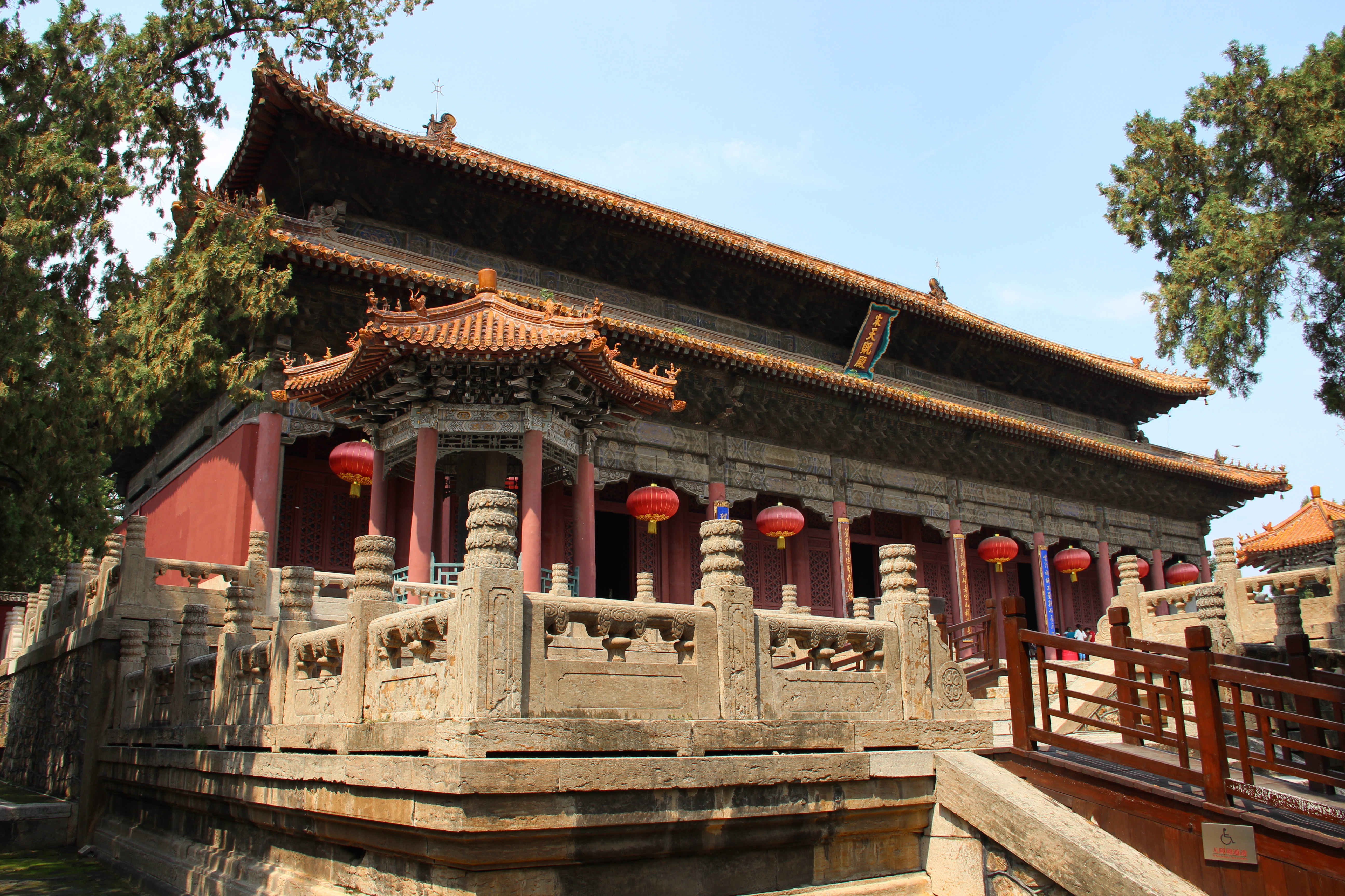 就是岱庙里面的最主要的建筑,东岳大帝的神宫天贶殿,这个字念kuang,是