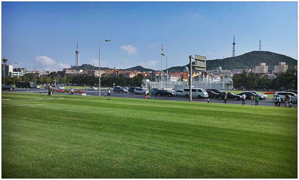 广场和草坪就是大连市的一张城市名片.