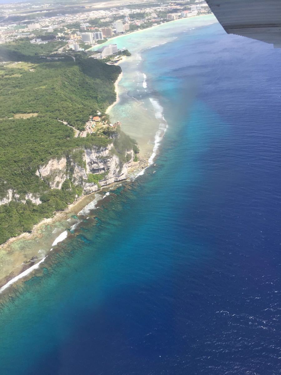 【携程攻略】关岛情人崖景点,风景很美 渐变色的海岸线 湛蓝的天空 就