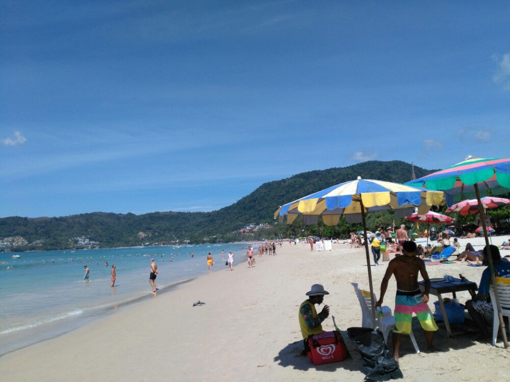 【携程攻略】普吉岛芭东海滩景点,普吉最热闹的海滩,吃喝住行也最便利