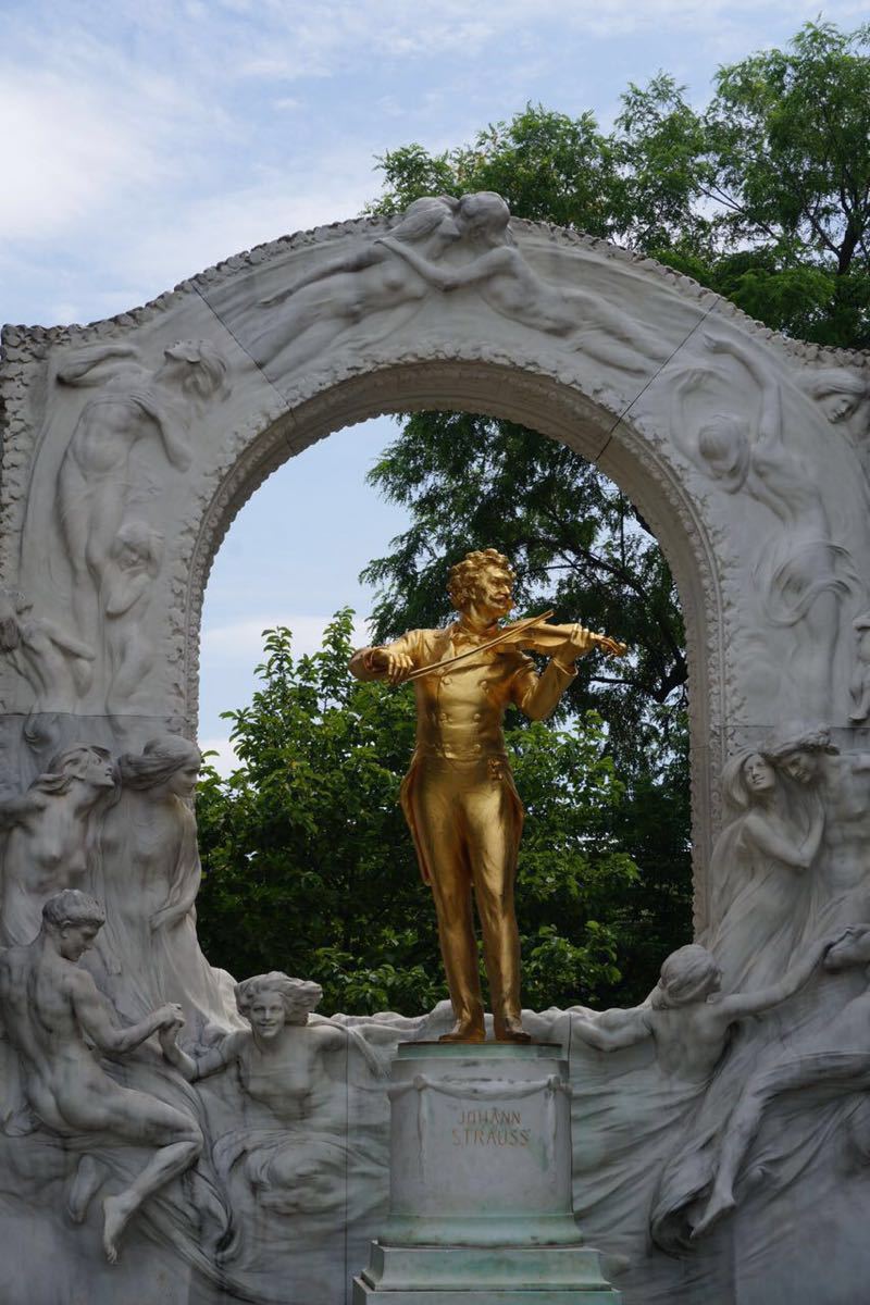 施特劳斯金色雕像