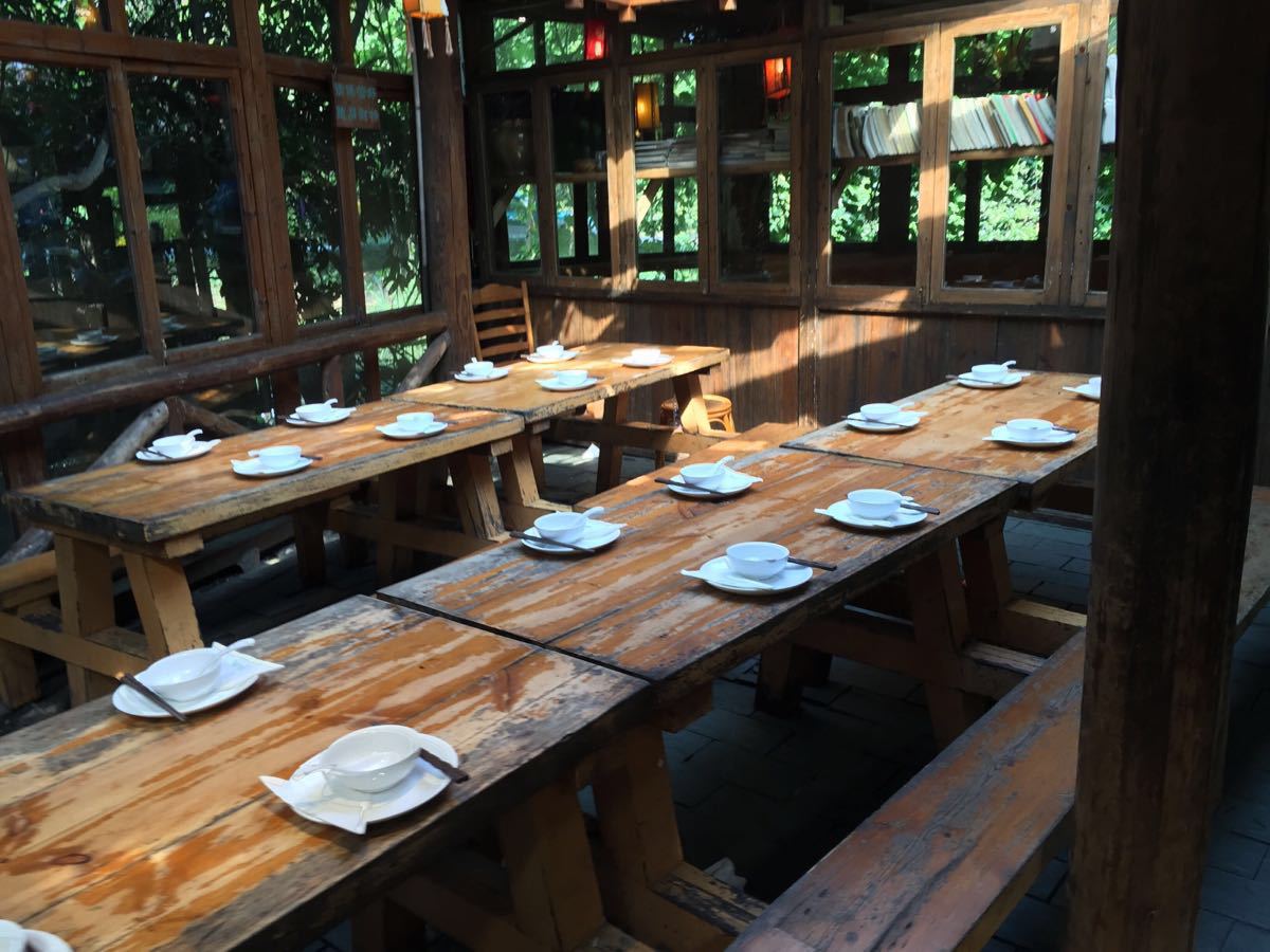 “龙井船宴”主题的绿茶餐厅