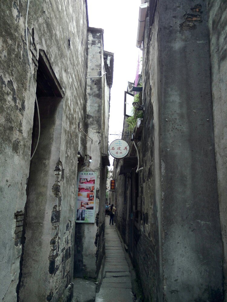 石皮弄很窄的一条巷子,很有意思.里面有几家旅馆,很雅.