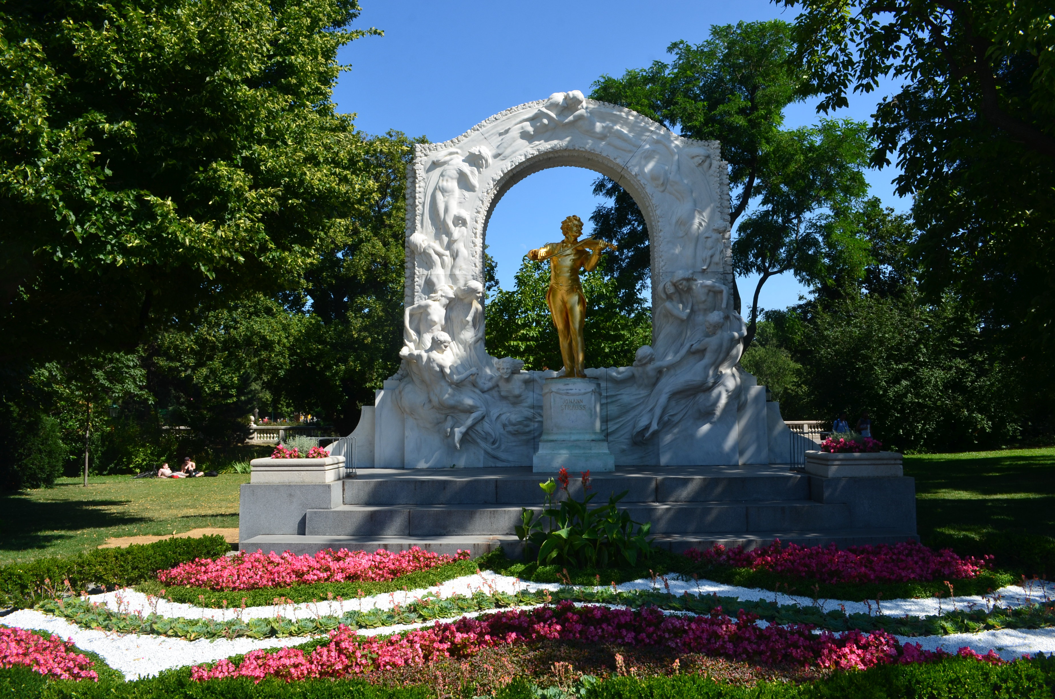 施特劳斯金色雕像